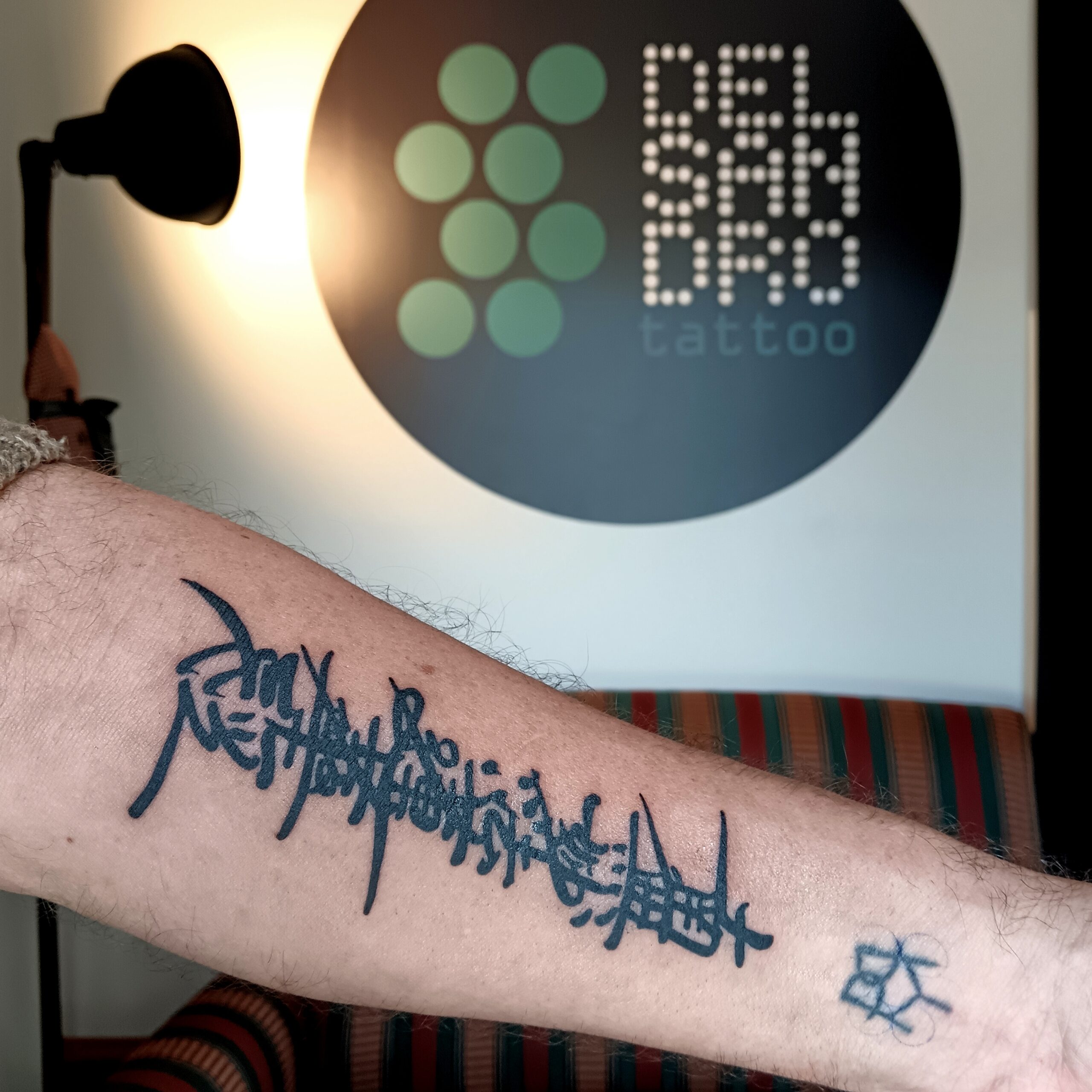 Tatuaje de Letras Japonesas en Black Work | DelSandro Tattoo, Santiponce